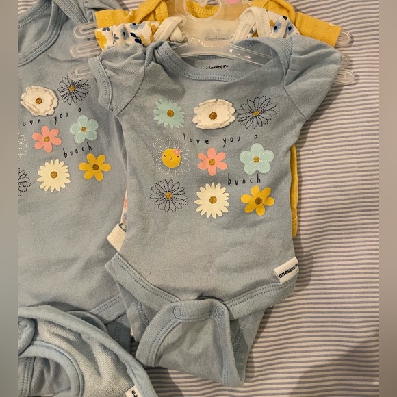 Bundle of baby girl 6 onesies, 4 socks and 3 bibs size PREEMIE and NEWBORN - Picture 4 of 7